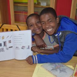 Foto 26 - DSC_0497 2 bambini con libro scuola