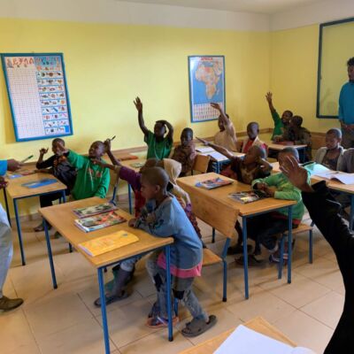 IMG_7297 bambini alzano la mano in classe